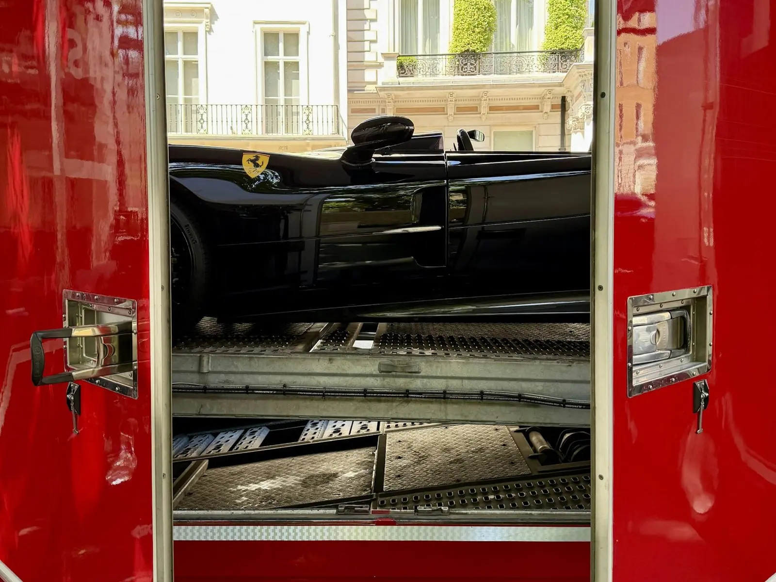 Vehículo cargado en un camión cerrado para su transporte